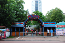 904703 Gezicht op de ingang van het terrein van het Theaterfestival De Parade in het Moreelsepark te Utrecht.